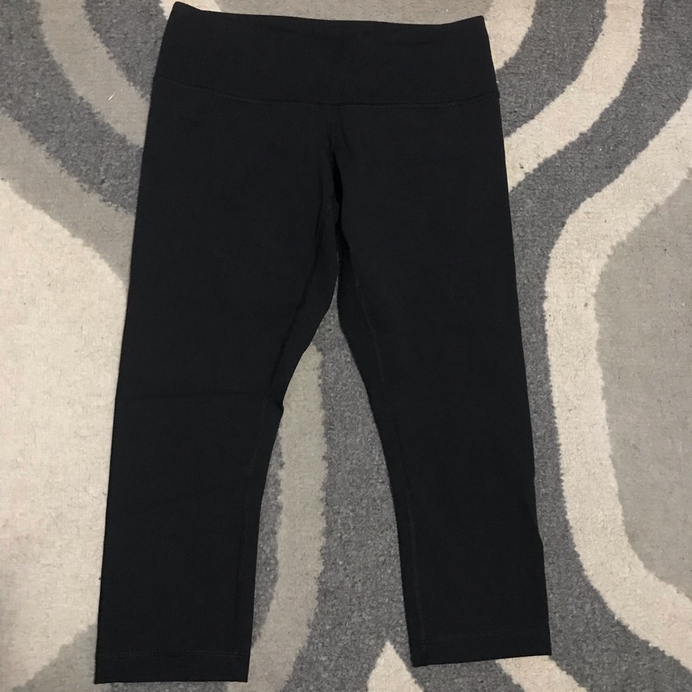 🆕WOMENS LULULEMON BLACK ATHLETIC CAPRI CROPS!😍💙 - Picture 2 of 4
